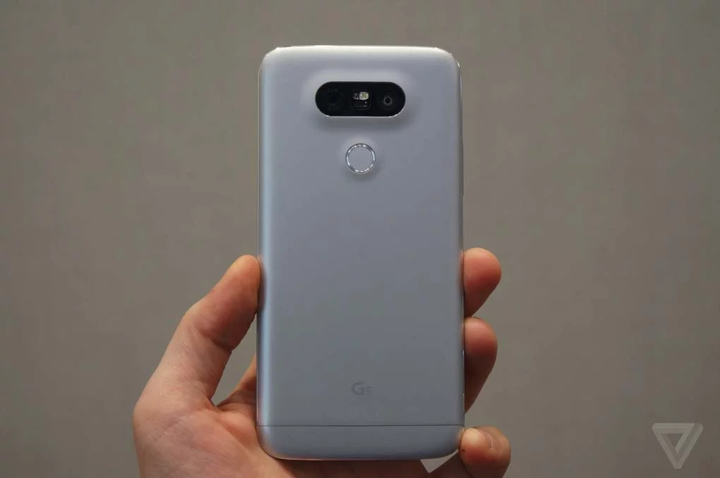 La doppia fotocamera del G5. Quello lì in mezzo è il lettore di impronte che funge anche da pulsante di accensione. Il bilanciere del volume è tornato ai lati.