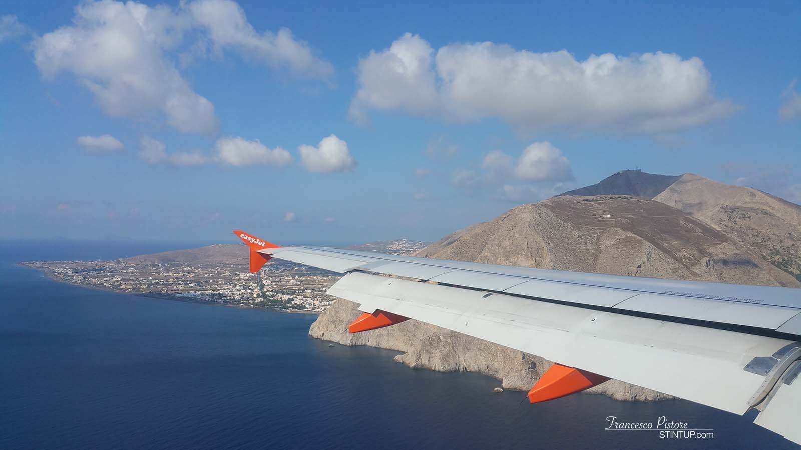 Atterraggio a Santorini. Sulla sinistra Perissa
