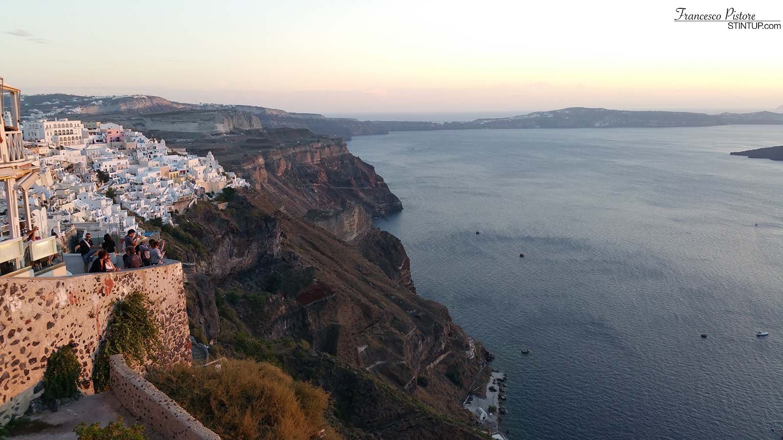 Santorini. Fira sulla sinistra, affacciata sulla caldera. In primo piano sulla sinistra si nota anche il sentiero che prosegue verso Firostefani e Oia.