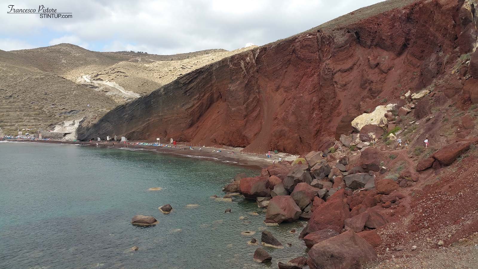 Red Beach. Sulla destra si nota il sentiero per raggiungerlo