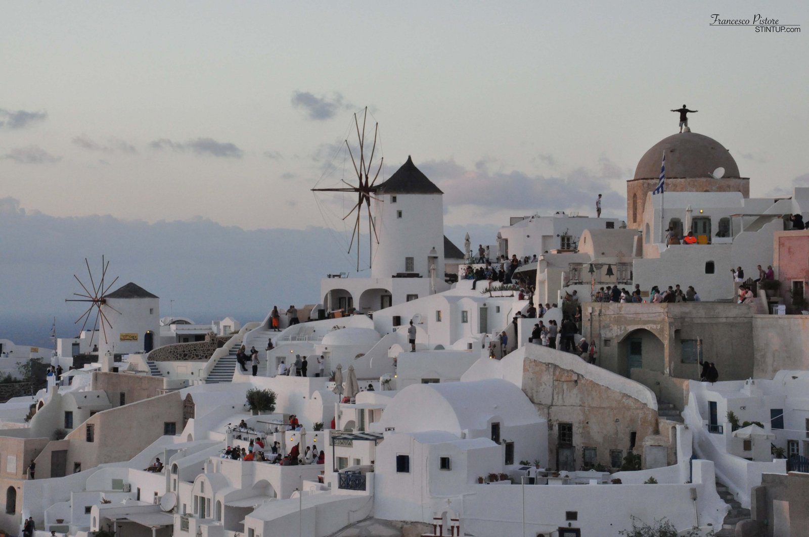 Oia, mulini e uomo sulla cupola