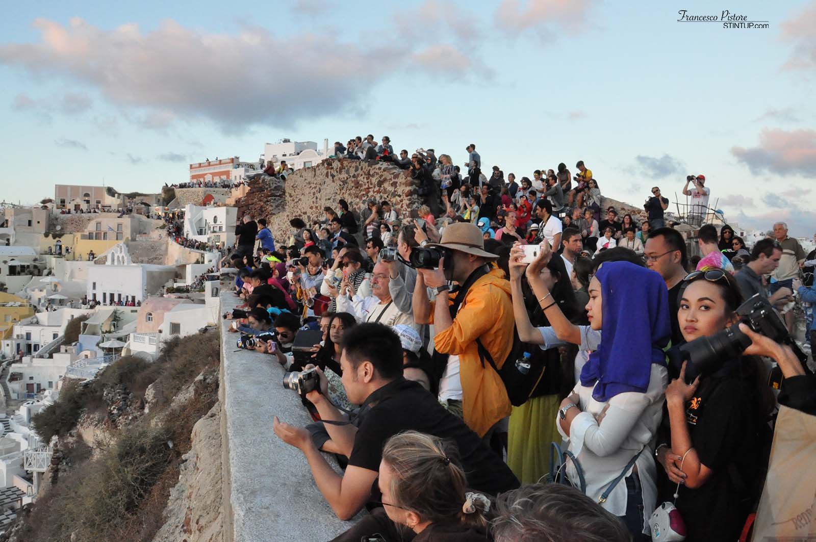 Persone in attesa del tramonto a Oia, Santorini.