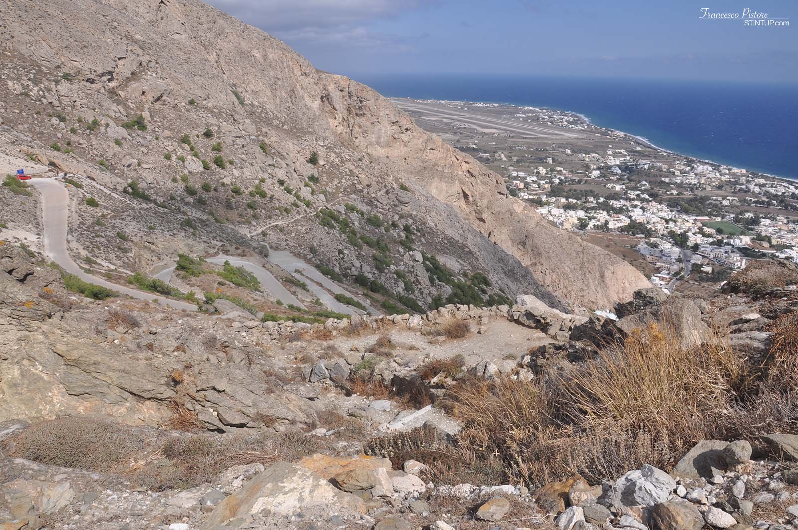 Panorama da Ancient Thira. Si notano Kamari sullo sfondo e i tornanti della mulattiera che portano su alla città vecchia