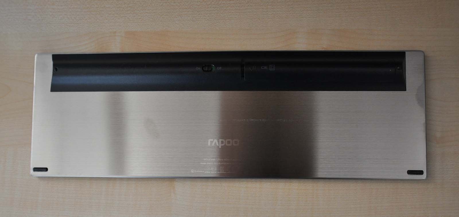 Rapoo E9070: la tastiera slim in alluminio per desktop che strizza l'occhio ai prodotti Apple | Videorecensione 3 Il retro in alluminio