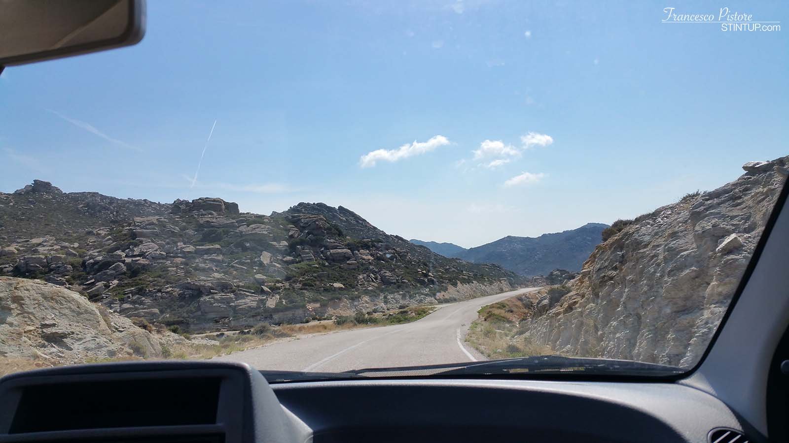 La strada che porta a Maganari, isola di Ios