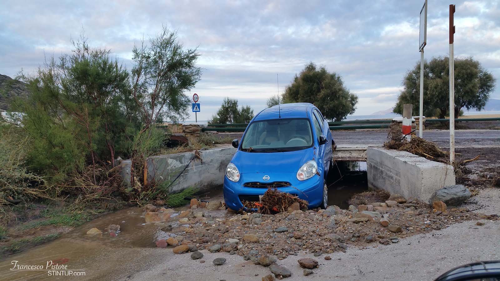 La povera macchina parcheggiata di fronte all'hotel e trascinata dall'acqua sino alla spiaggia