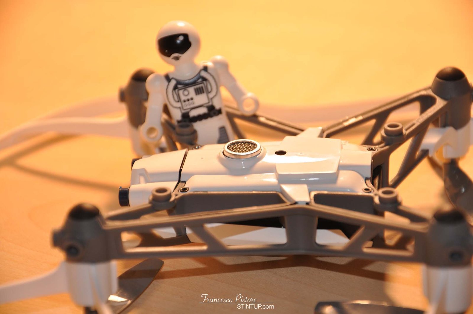 Parrot Minidrones Mars: il drone per tutti | Videorecensione 6 Il sensore di prossimità e la piccola fotocamera VGA