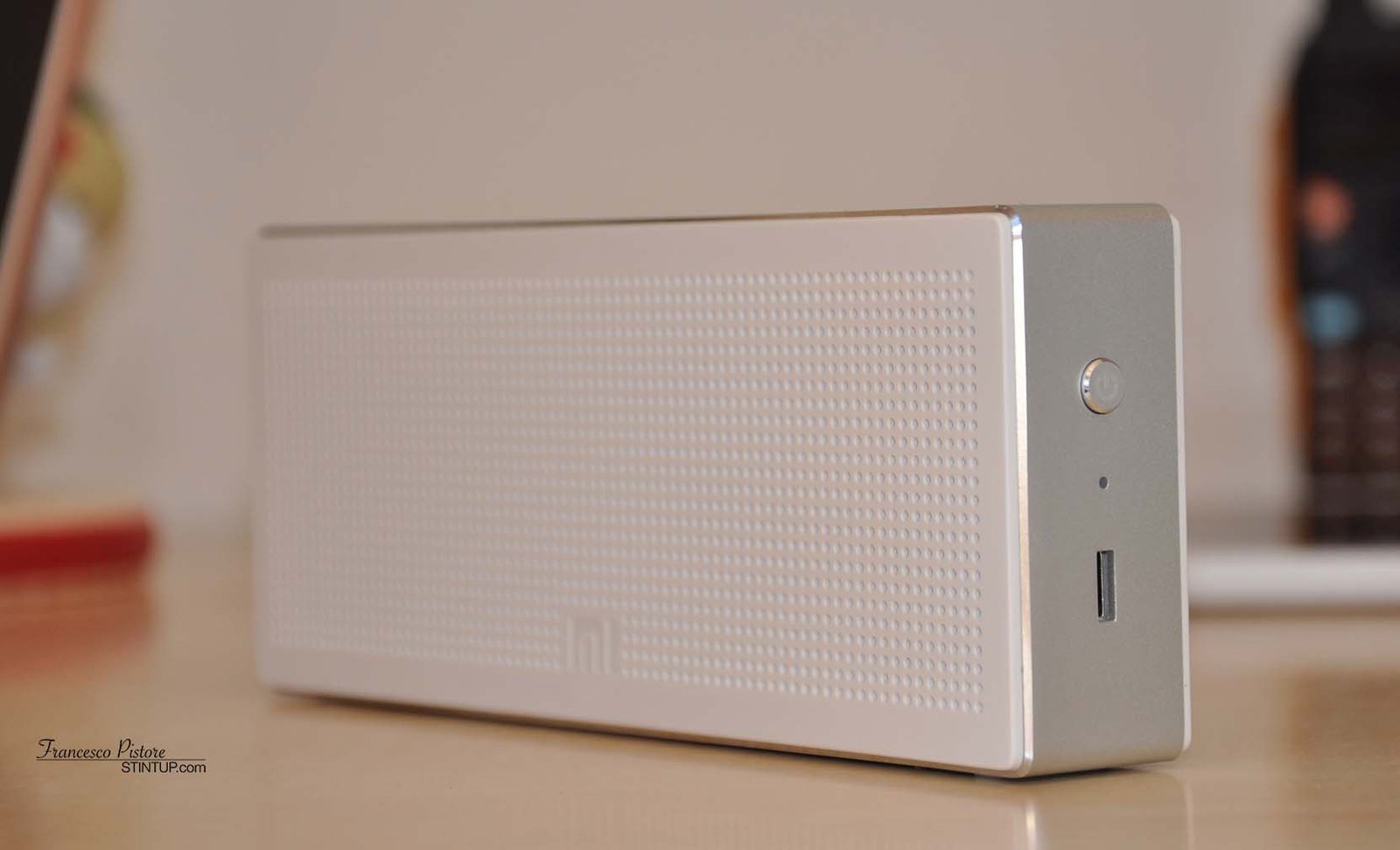 Tutti i "comandi" e gli ingressi sono posti sul lato destro