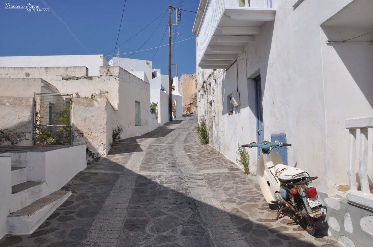 Milos. Tripiti, strada verso Klima