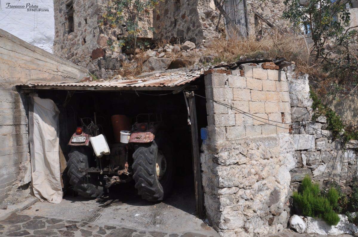 Milos. Vecchio trattore a Tripiti, tutti mezzi che usano tutt'oggi