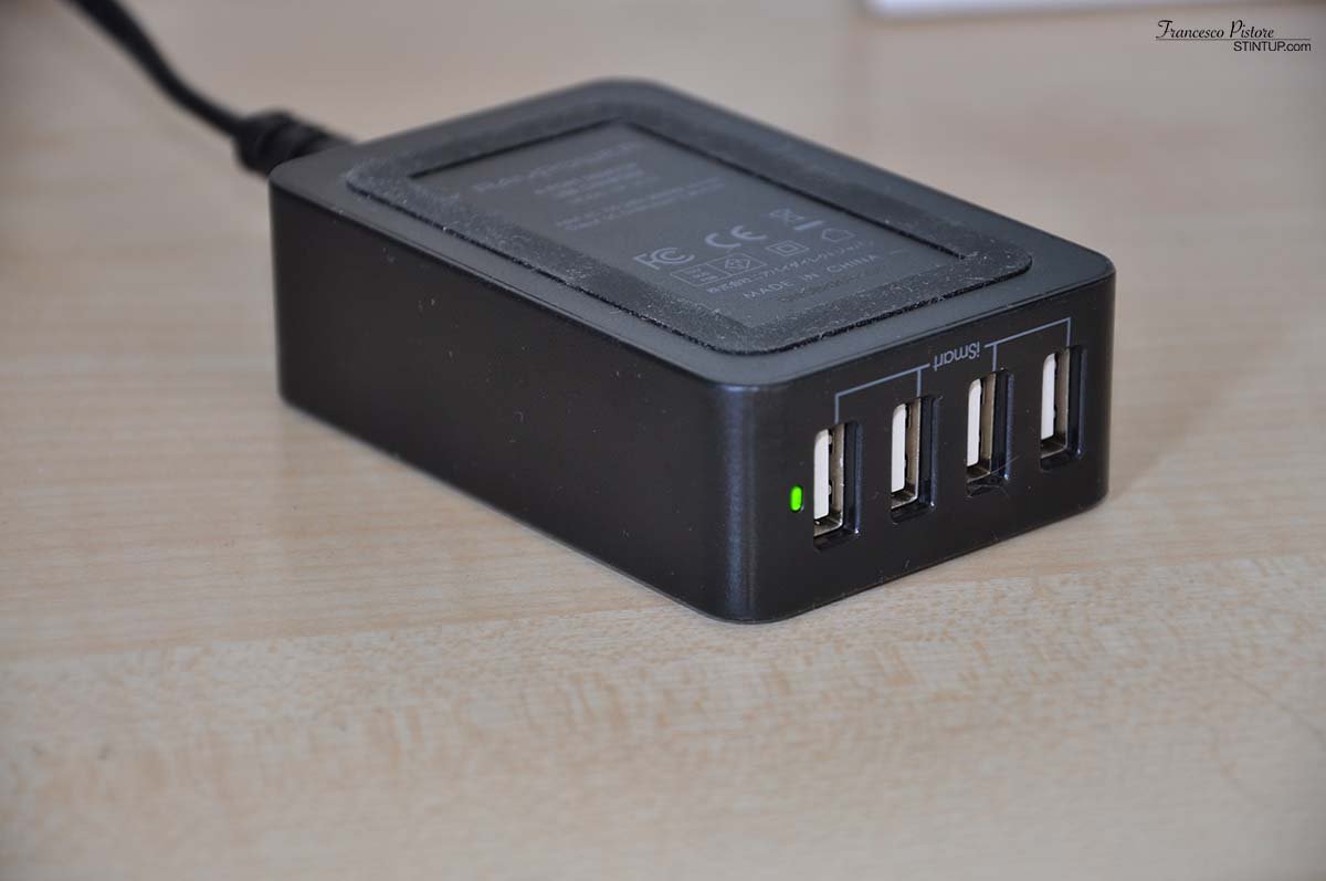 RAVPower iSmart 40W RP-UC07 con 4 porte USB | Recensione 2 Sotto c'è un comodissimo strato di gomma morbida antiscivolo
