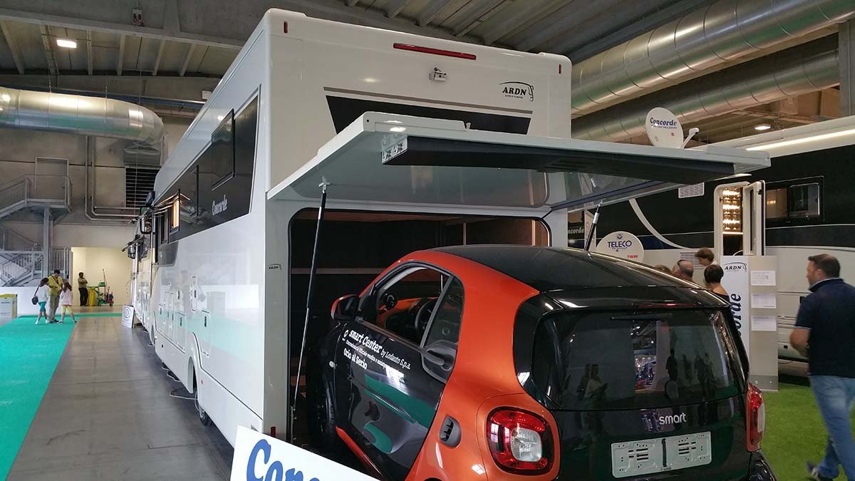 Salone del Camper 2016: tra grandi marchi e new entry 14 Anche Concorde mostra come i suoi mezzi possano ospitare una Smart all'interno (loro hanno utilizzato l'ultima versione della Smart)