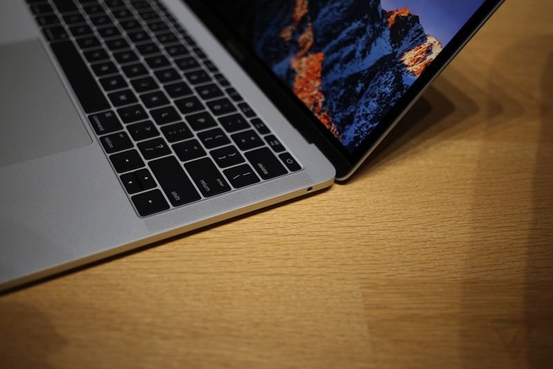 Il nuovo MacBook Pro 13" base gamma, con la tastiera che mantiene i classici tasti funzione fisici