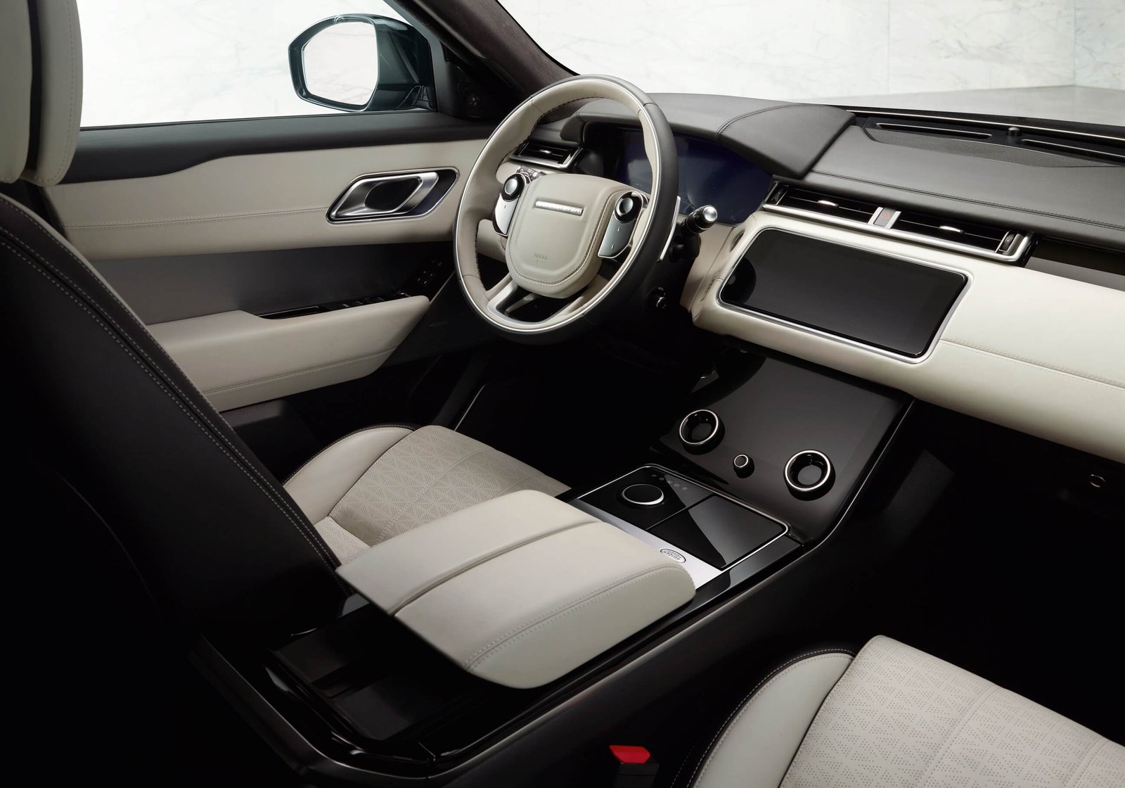 rrvelar18my271glhdinterior010317 min