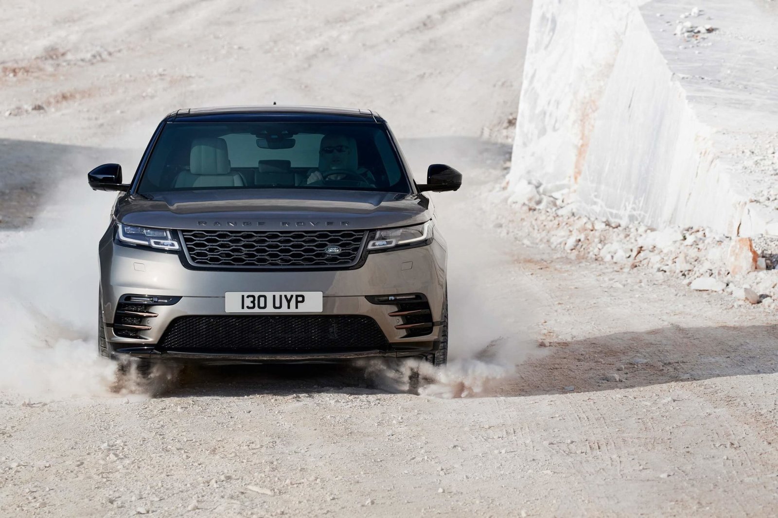 rrvelar18my376glhdprlocationdynamic010317 min