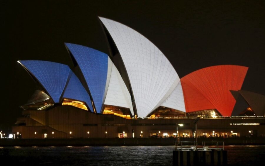 Il mondo diventa blu, bianco e rosso per la Francia e Parigi 3 Foto 79252280 176767 1706x960