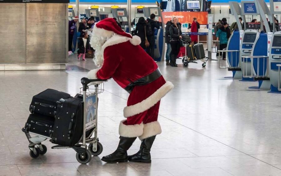 19 regali per un viaggiatore da fare a Natale 1 5491e123860c74c1162cae8d santa airport holiday travel