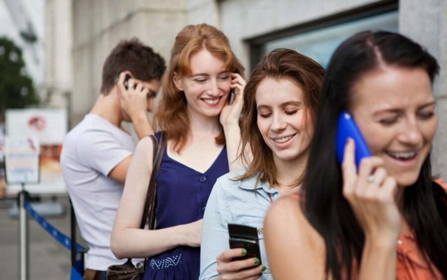 Cellulari e tumori al cervello: nessuna correlazione secondo la ricerca australiana 5 Young men and women using mobile phones