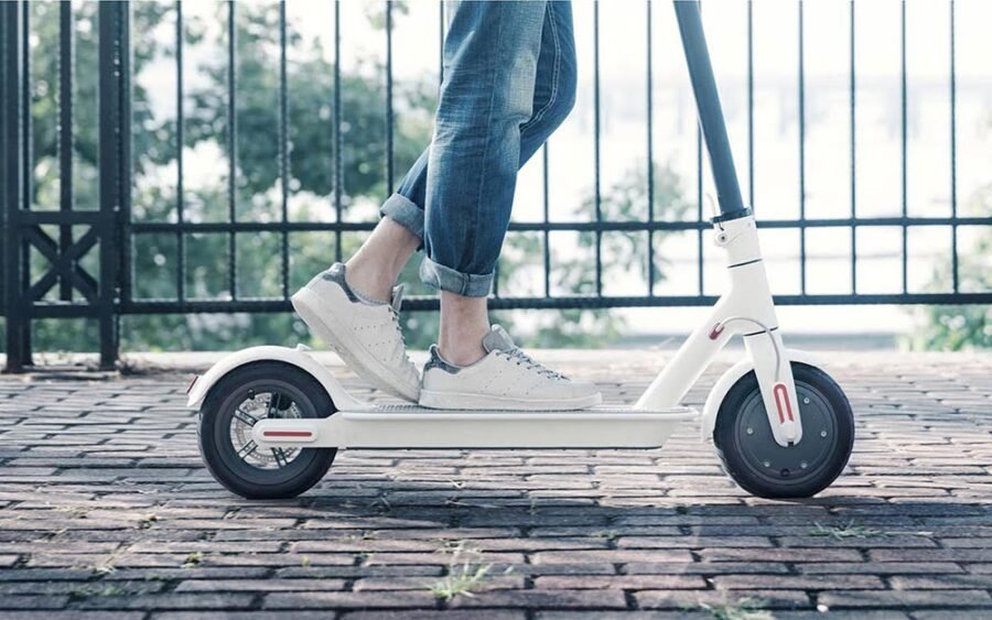 Tutti i migliori gadget e accessori Xiaomi in un unico articolo 4 Xiaomi Mi M365 Folding Electric Scooter White riding