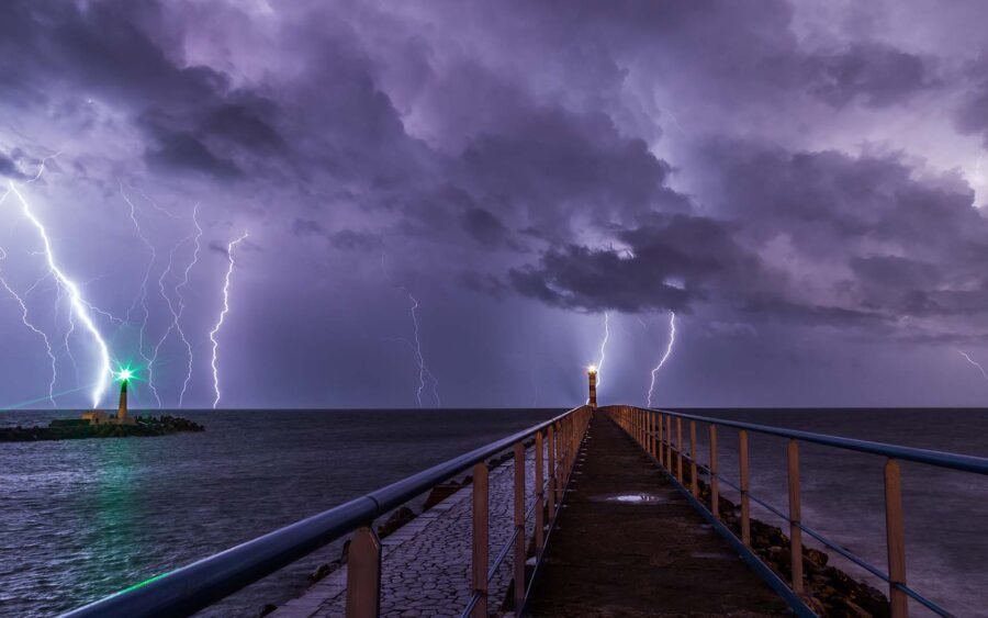 Qual è il miglior sito meteo in Italia? Il confronto aggiornato! 6 Port and lighthouse overnight storm with lightning in Port la Nouvelle