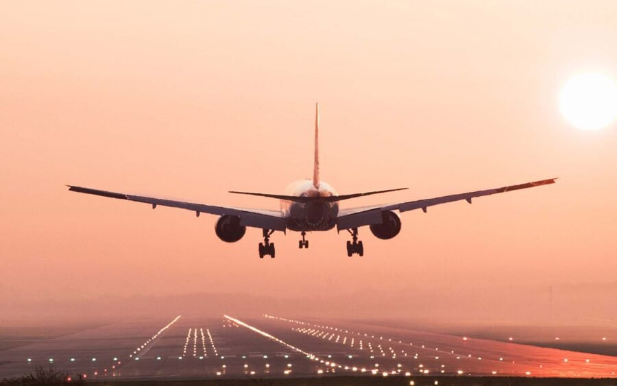 plane landing cr getty sb10062851ai 001