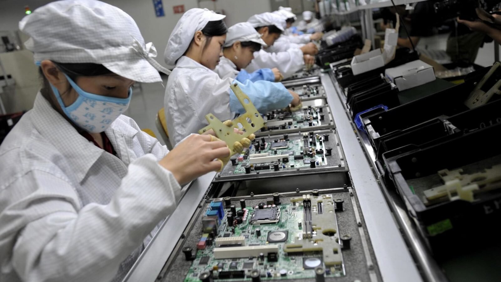La Cina cerca di ripartire dopo il Coronavirus, fabbriche e negozi riaperti 1 104859991 Foxconn factory