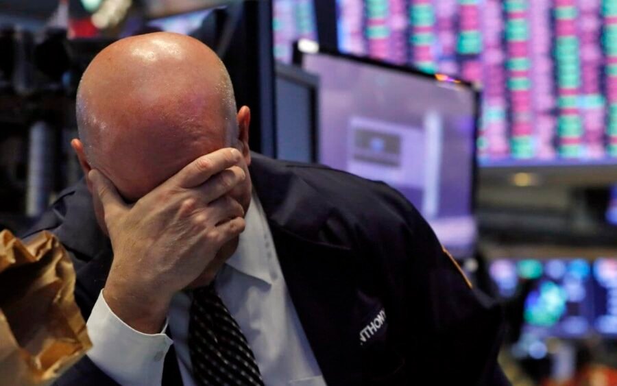 Wall Street crolla su coronavirus, peggior seduta di sempre per Dow Jones 6 dow jones stock market crash trader cringe ap