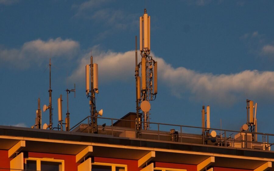 Coronavirus, monitoraggio persone tramite smartphone e reti cellulari 2 tower slider2
