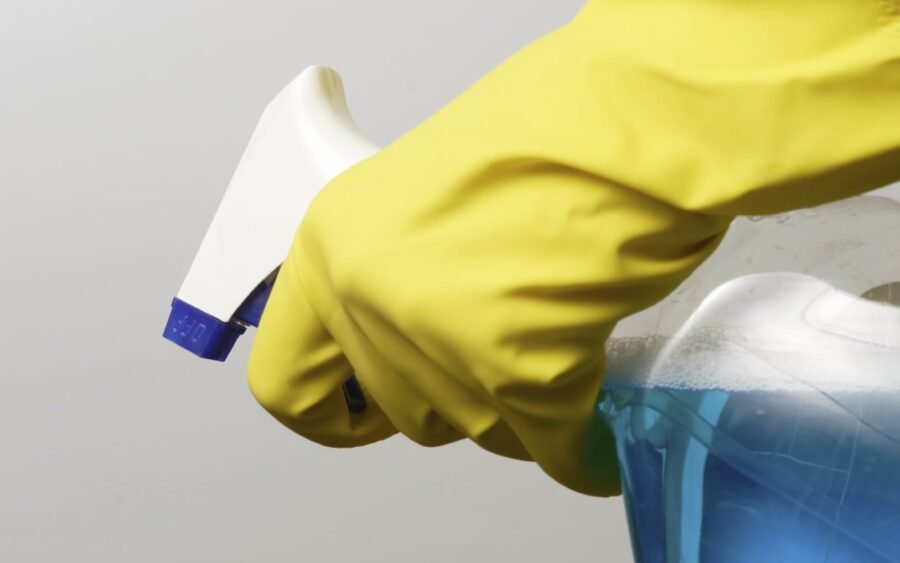 In test il disinfettante che elimina il coronavirus dalle superfici per giorni 6 Spray bottle disinfect 697997Medium