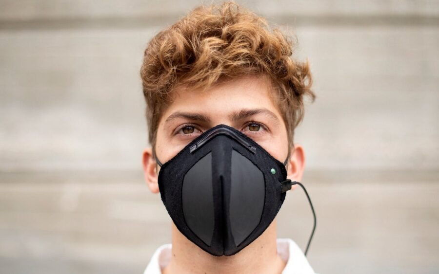 La Cina sviluppa una mascherina in grafene che resiste più a lungo 4 guardian g volt graphene mask virus protection design product dezeen 1704 hero