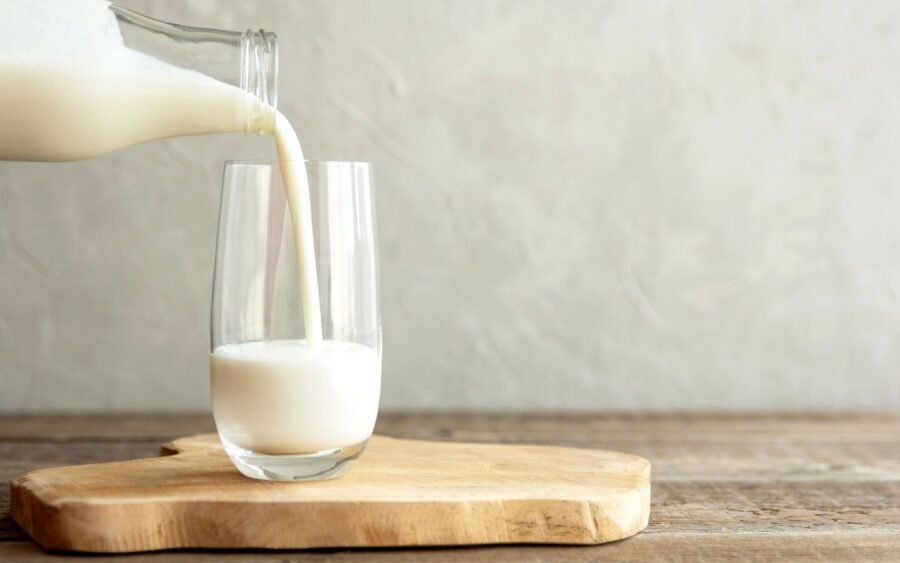 Impossible Milk, arriva anche il latte vegetale 6 milk being poured risultato
