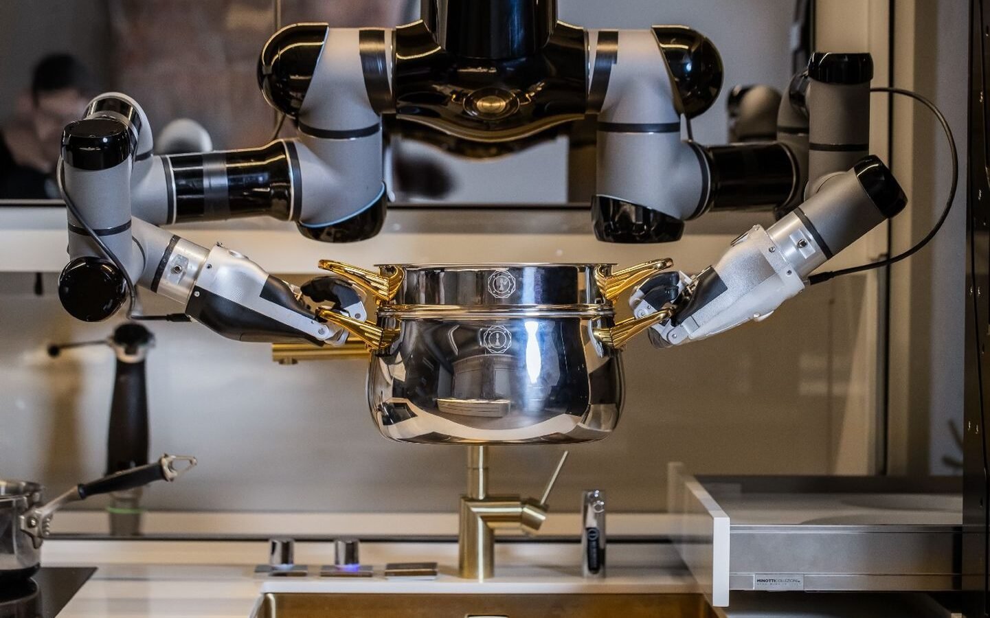 Il robot che cucina e lava costa 273.000 euro 1 robot che cucina e lava