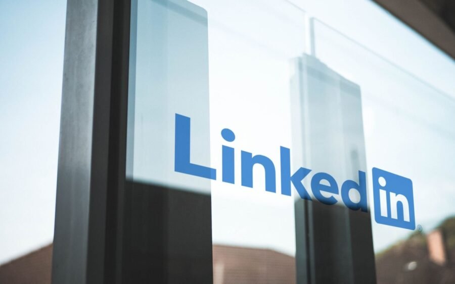 Alternativa ad UpWork e Fiverr? Arriva LinkedIn Marketplaces! 2 inlytics linkedin analytics tool Z7MNWch3LPs unsplash risultato