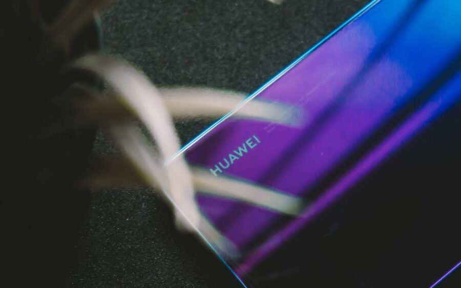 Huawei in crisi, produzione smartphone in riduzione del 60% 3 mark chan 4B0lltQn8WU unsplash risultato
