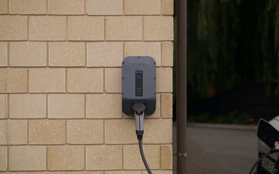 In Inghilterra sarà obbligatoria la presa per le auto elettriche nelle nuove abitazioni 6 ed harvey EKCoj22EC4U unsplash result